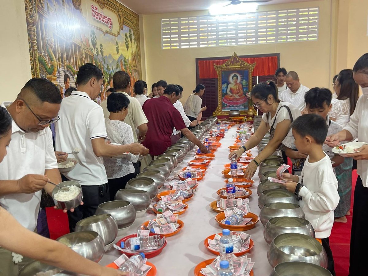 金边铁桥头区民众前往尼洛寺祭祖缅怀先烈