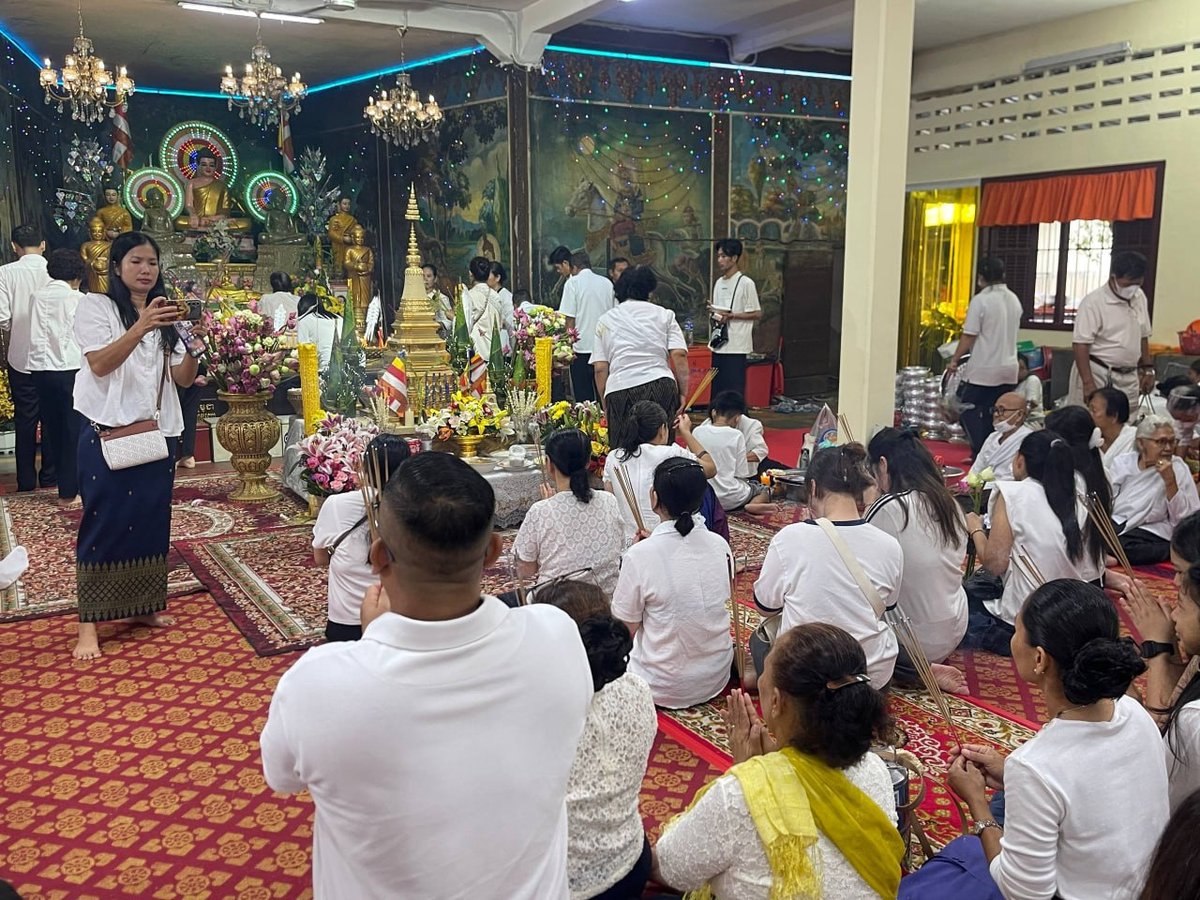 金边铁桥头区民众前往尼洛寺祭祖缅怀先烈