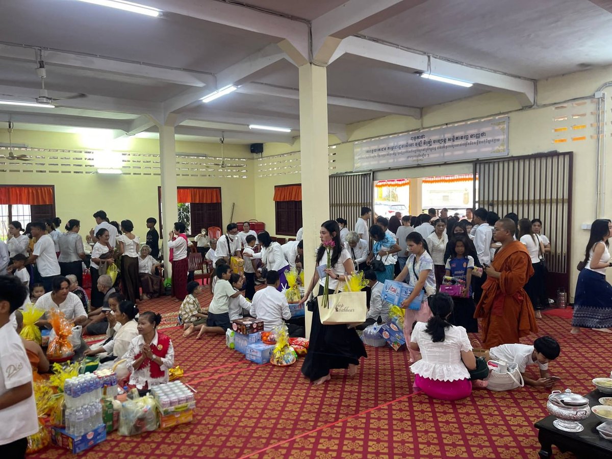 金边铁桥头区民众前往尼洛寺祭祖缅怀先烈