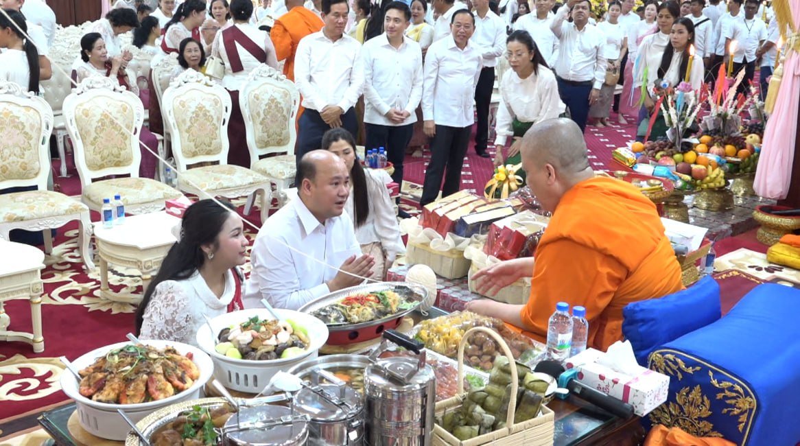洪玛尼代表洪森夫妇出席金边宗波克寺祭祀活动