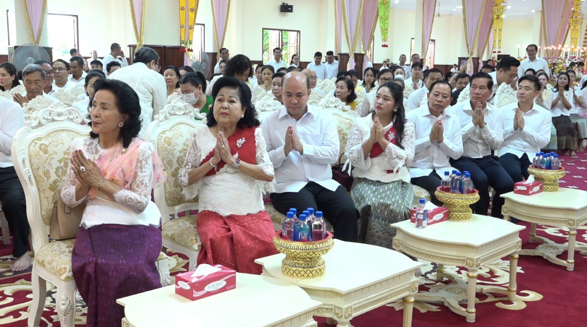 洪玛尼代表洪森夫妇出席金边宗波克寺祭祀活动