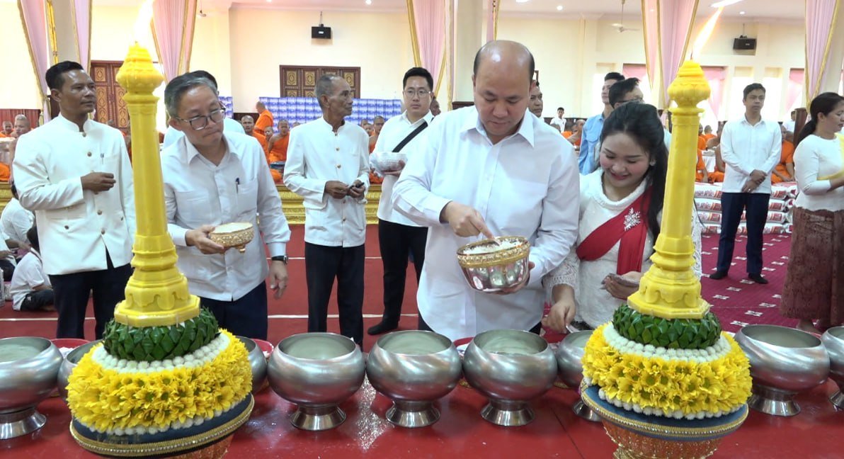 洪玛尼代表洪森夫妇出席金边宗波克寺祭祀活动