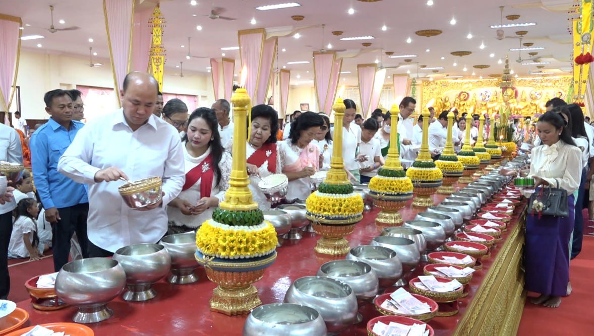 洪玛尼代表洪森夫妇出席金边宗波克寺祭祀活动