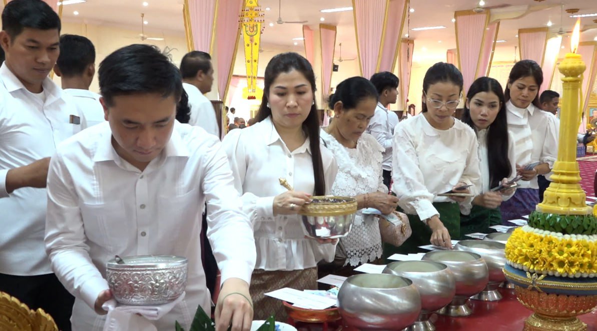 洪玛尼代表洪森夫妇出席金边宗波克寺祭祀活动