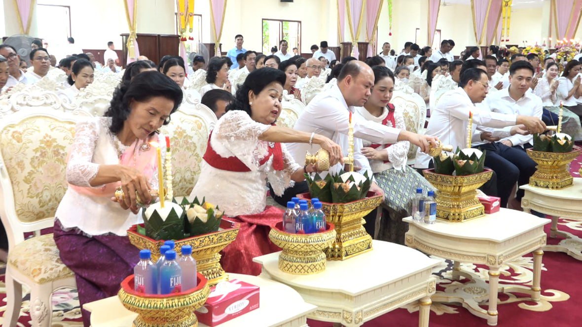 洪玛尼代表洪森夫妇出席金边宗波克寺祭祀活动