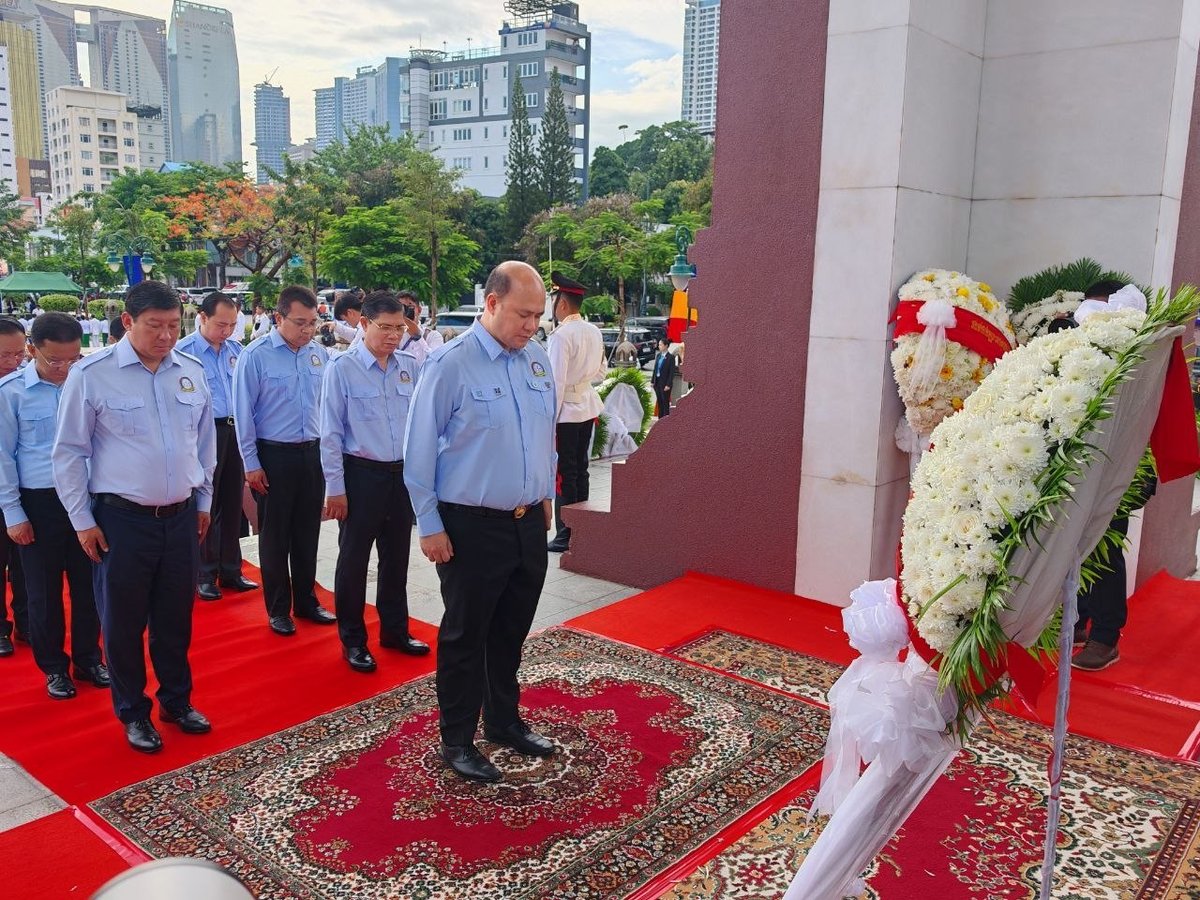 柬埔寨政府代表团敬献花圈悼念西哈努克国父