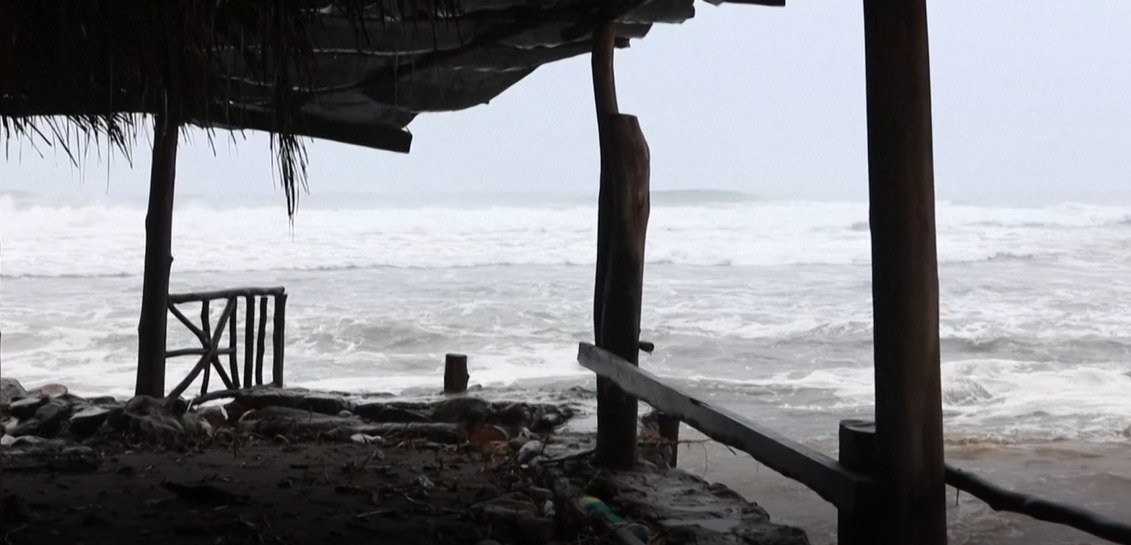 墨西哥沿海地区遭飓风袭击 渔民面临严重威胁