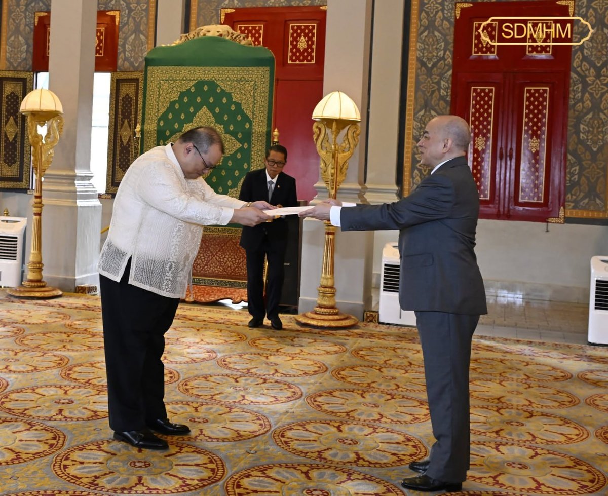 菲律宾新任驻柬大使向西哈莫尼国王递交国书