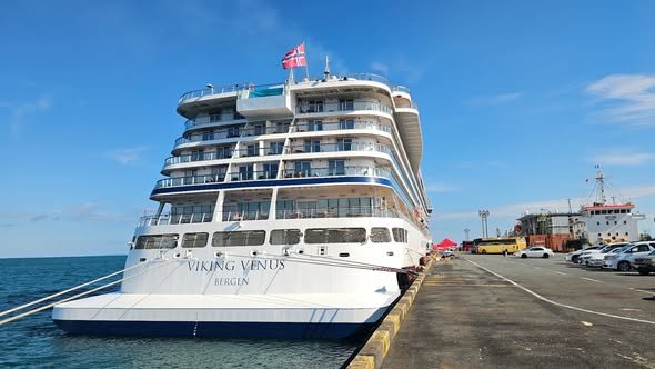 大型邮轮载千名游客抵达西港 旅游业复苏