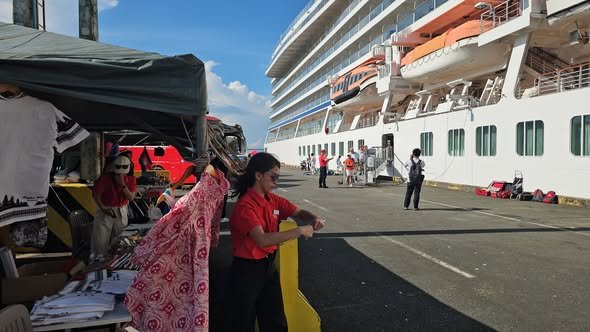 大型邮轮载千名游客抵达西港 旅游业复苏