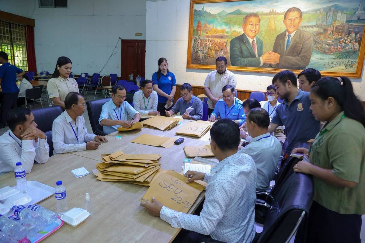 洪玛尼视察教师资格考试阅卷工作 强调选拔质量