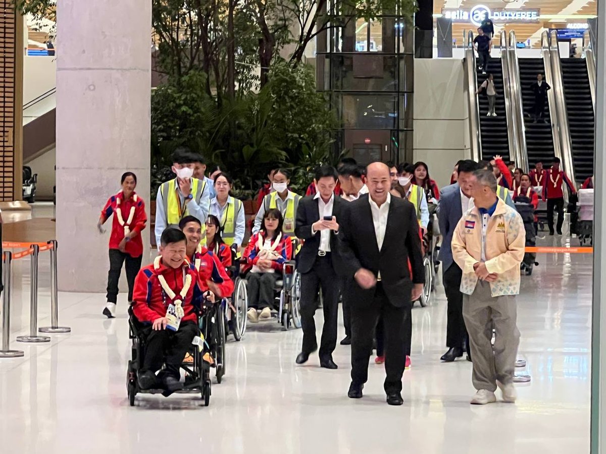 柬埔寨残疾人体育代表团结束日本亚残运会征程回国,副总理洪玛尼