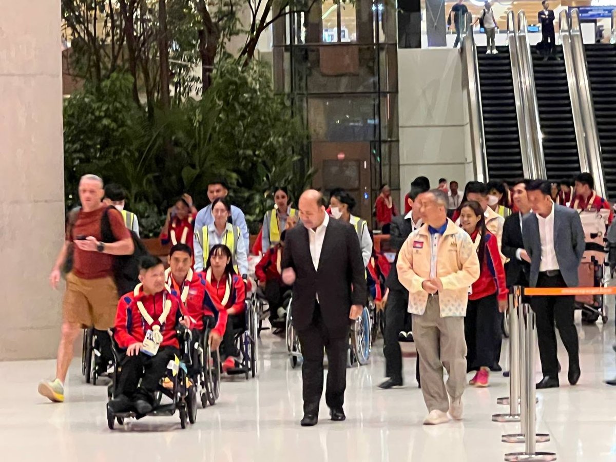 柬埔寨残疾人体育代表团结束日本亚残运会征程回国,副总理洪玛尼