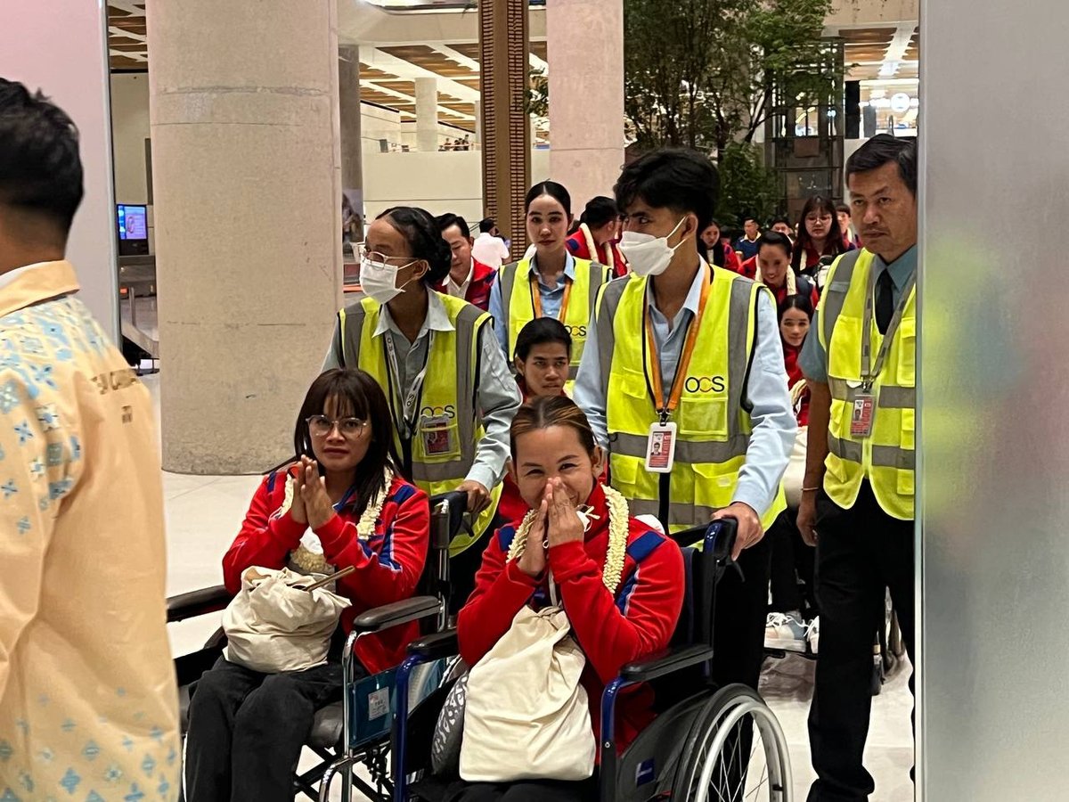 柬埔寨残疾人体育代表团结束日本亚残运会征程回国,副总理洪玛尼