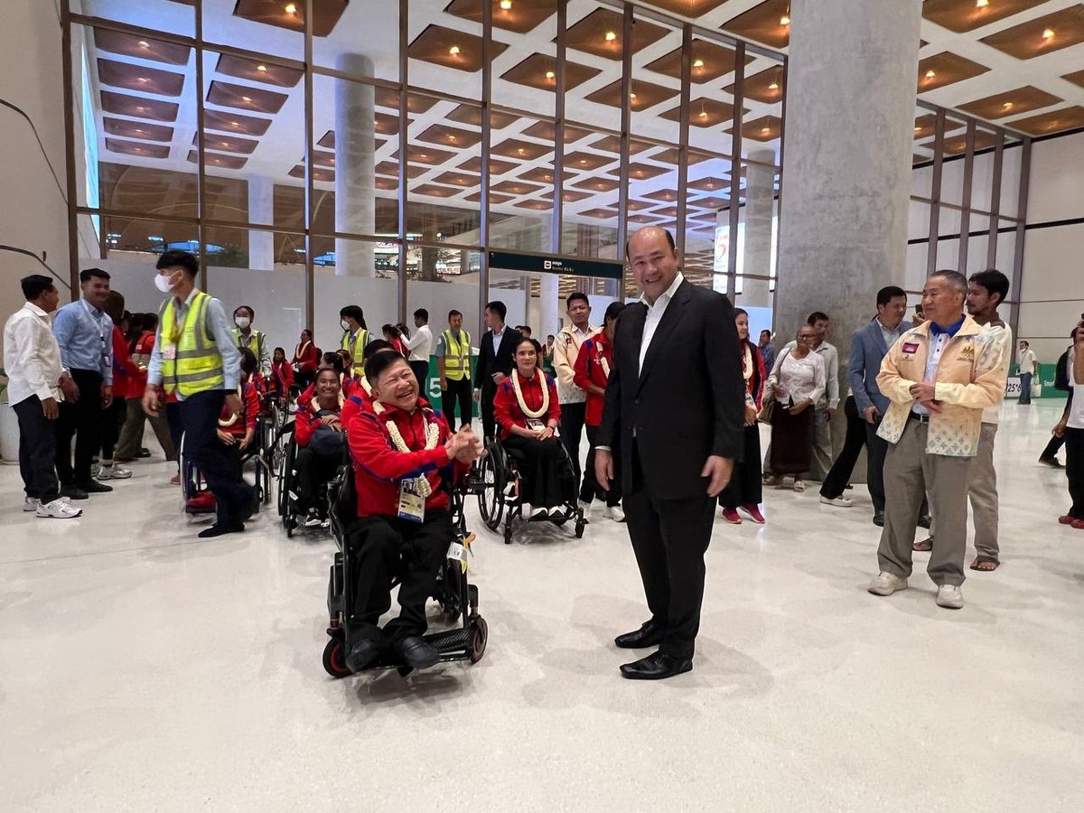 柬埔寨残疾人体育代表团结束日本亚残运会征程回国,副总理洪玛尼