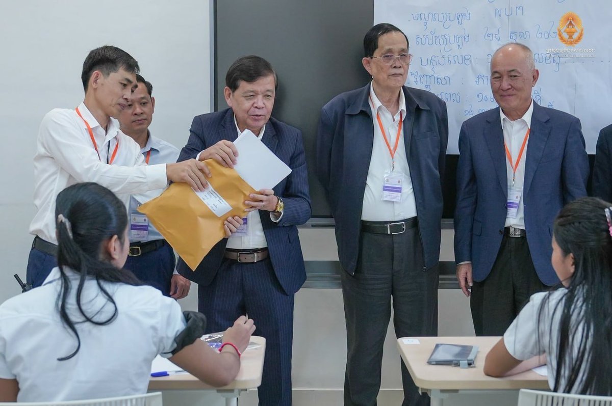 柬埔寨小学教师招录考试开考 逾2万人报考