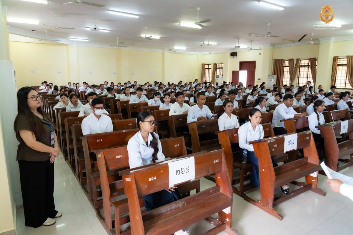 柬埔寨小学教师招录考试开考 逾2万人报考