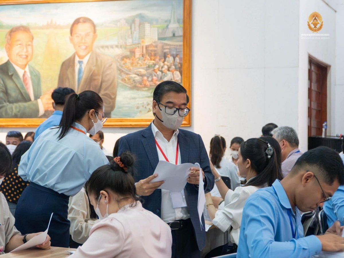 柬埔寨小学教师招录考试开考 逾2万人报考