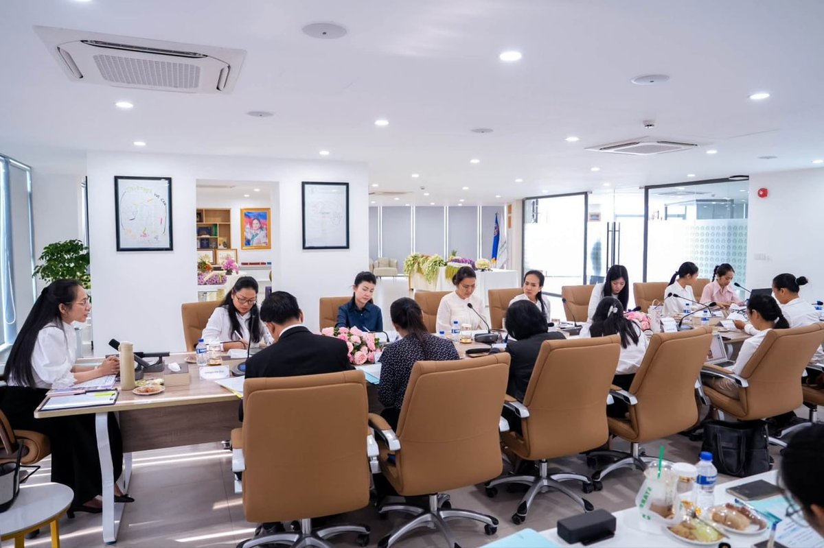 10月28日下午在金边，碧占莫妮博士主持召开筹备会议，讨论迎