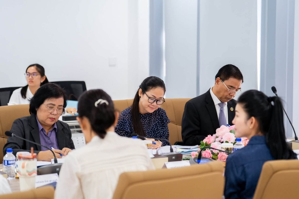 10月28日下午在金边，碧占莫妮博士主持召开筹备会议，讨论迎