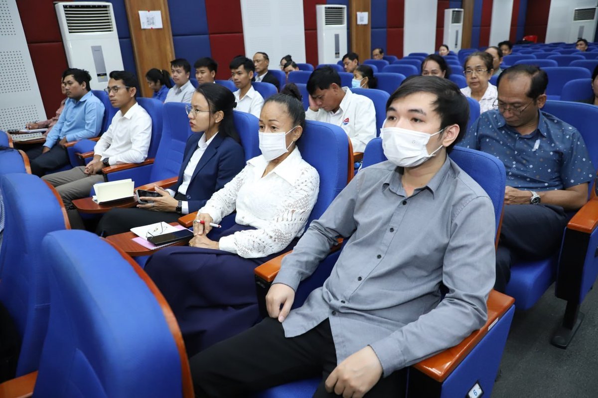 柬埔寨红十字会向记者宣讲人道法 规范标志使用