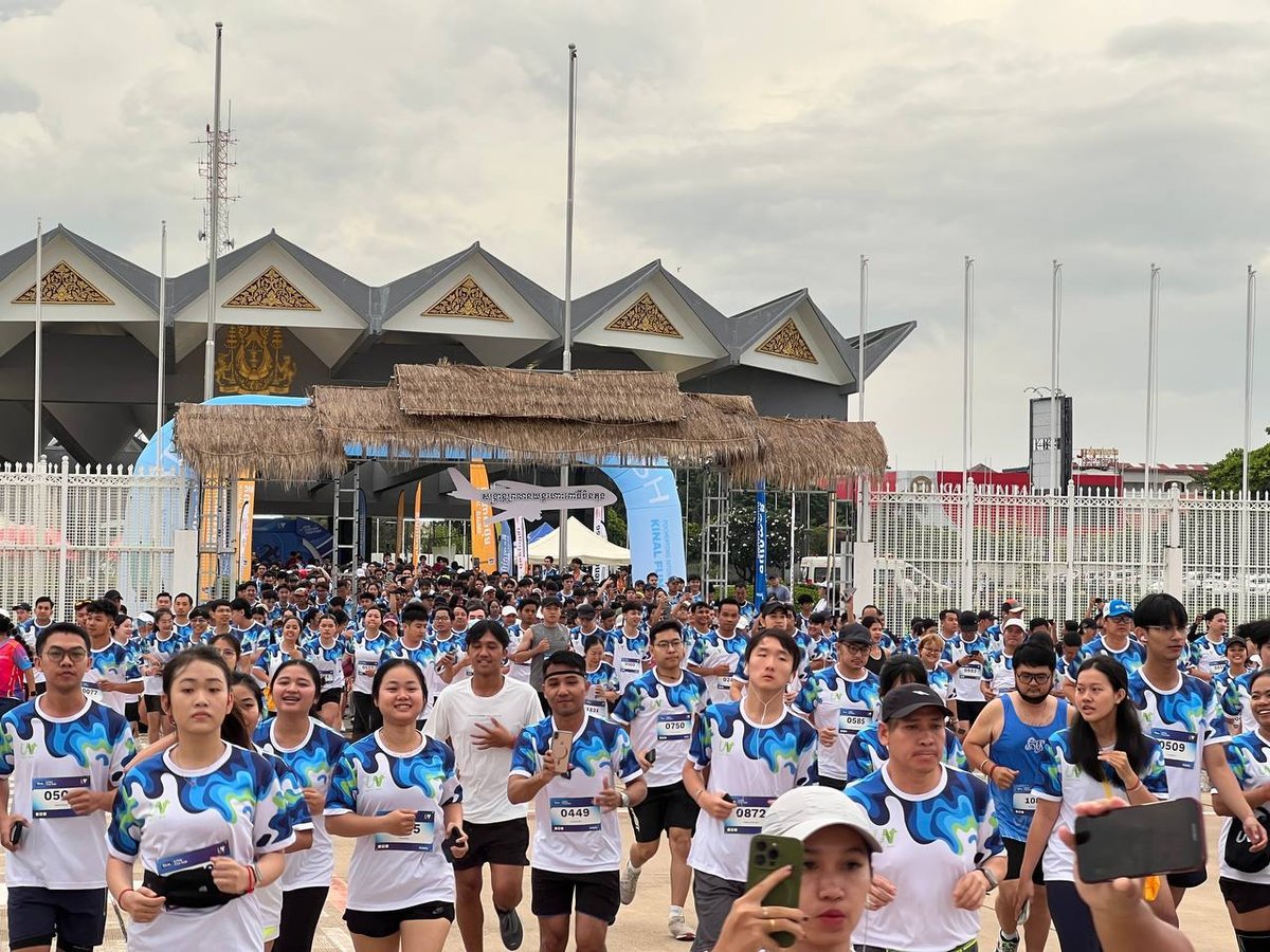 Kinal欢乐跑1500人开跑 金边旧机场办赛