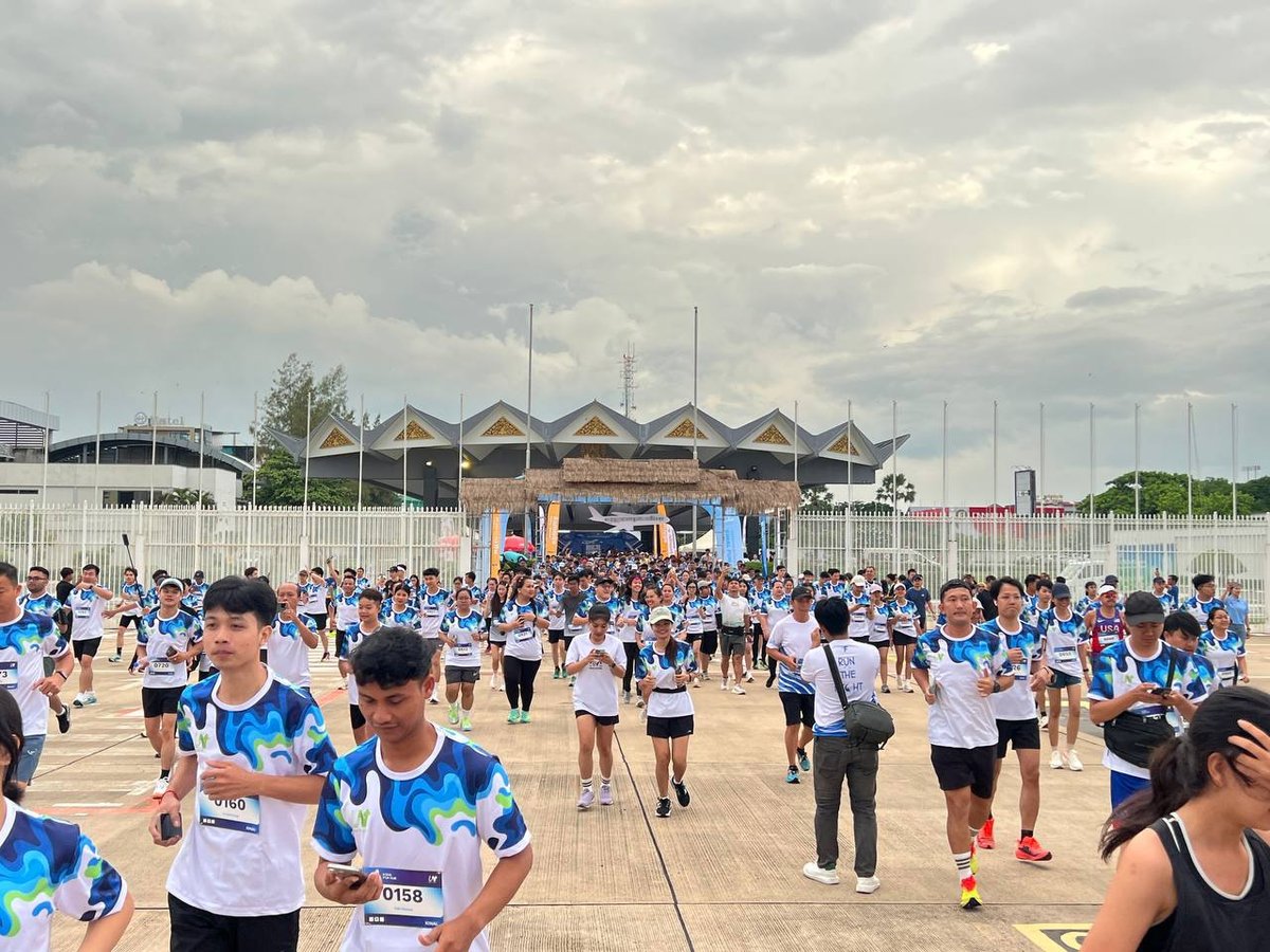 Kinal欢乐跑1500人开跑 金边旧机场办赛