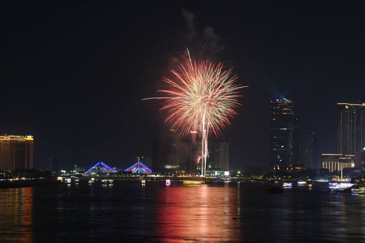 西哈莫尼国王登基22周年 金边王宫前放烟花