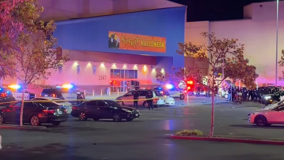 美国加州万圣节用品店发生枪击 1人死亡6人受伤