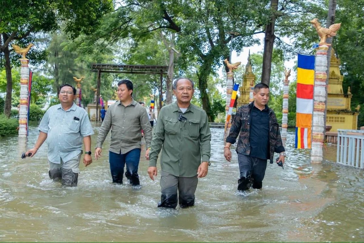 诗梳风市洪水水位下降 居民陆续返家