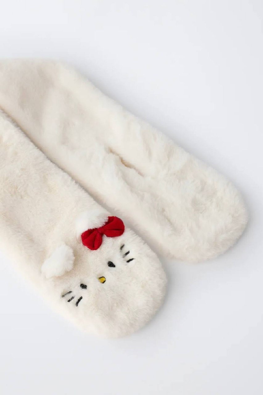 Zara柬埔寨Hello Kitty联名围巾上架 售价7.9