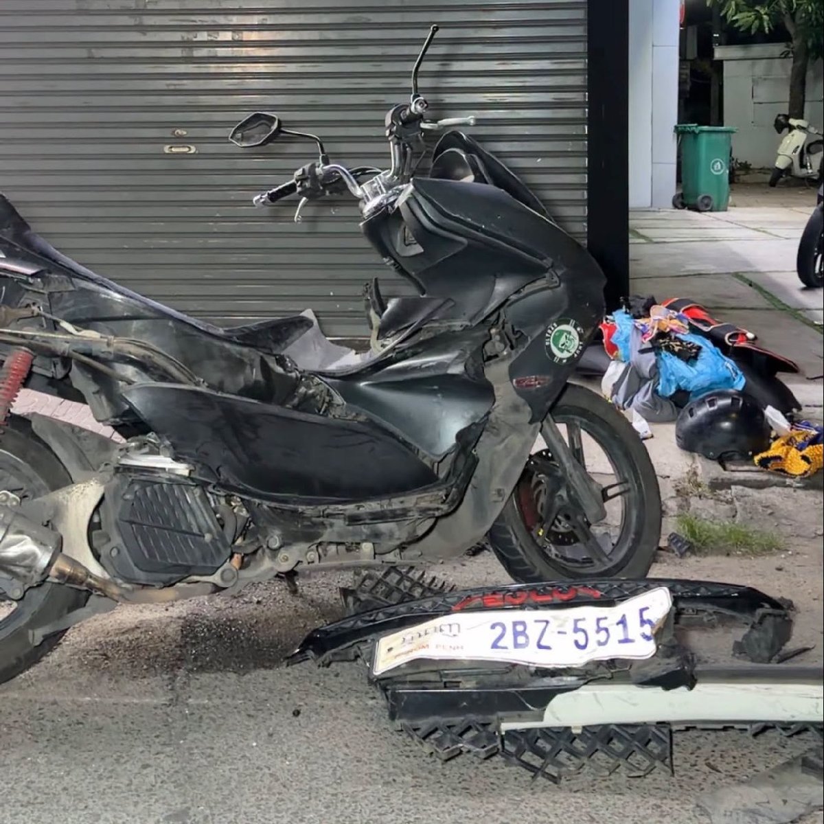金边知名武术教练遭遇车祸 摩托车被撞毁