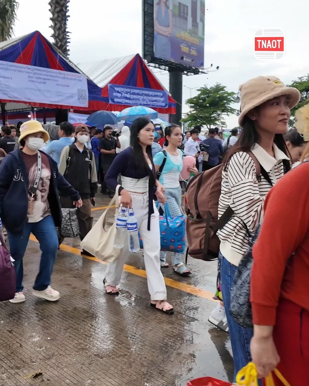 金边市政府在亡人节期间为返乡民众提供免费公交服务,覆盖多个目