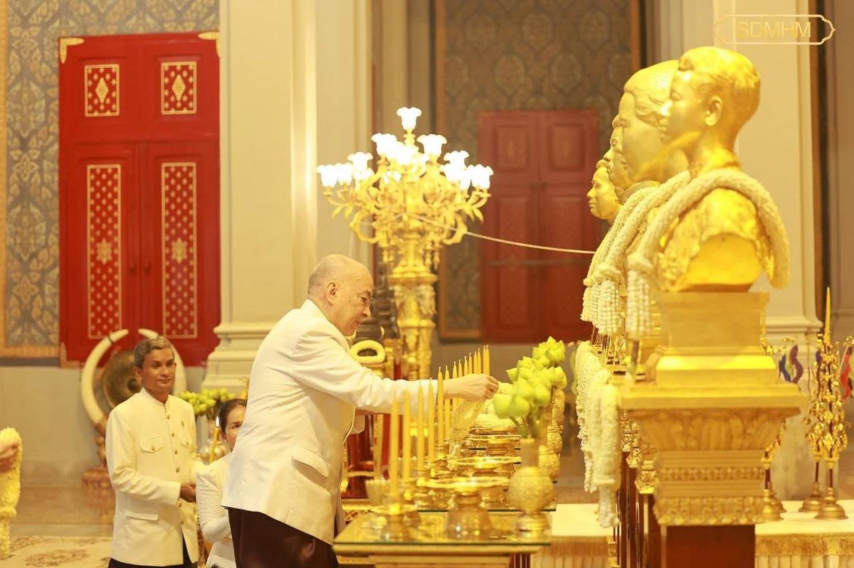 西哈莫尼国王与莫尼列太后出席王宫祭祀仪式