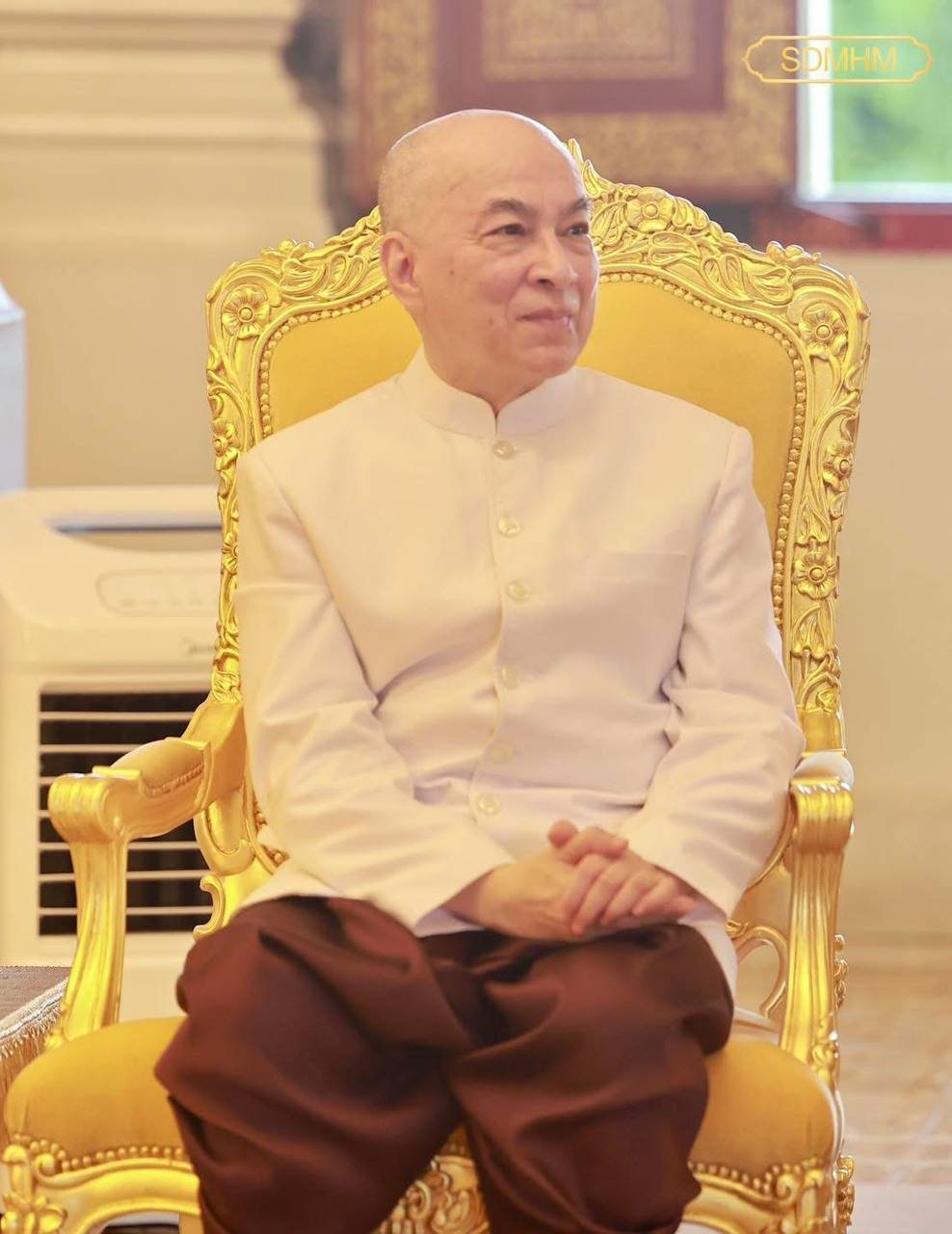 西哈莫尼国王与莫尼列太后出席王宫祭祀仪式