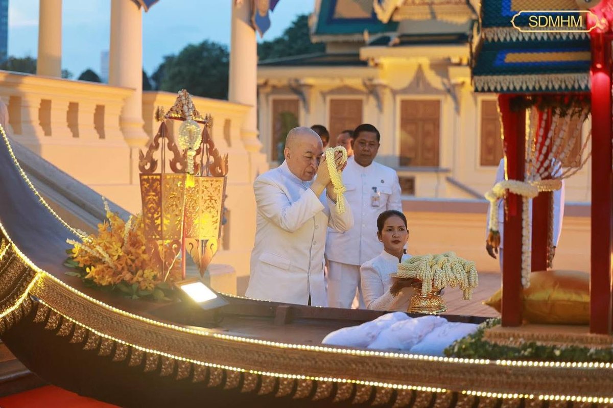 西哈莫尼国王与莫尼列太后出席王宫祭祀仪式