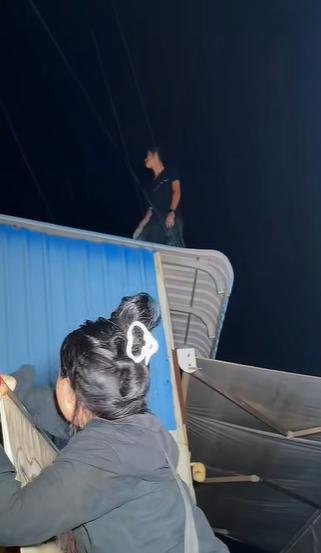 金边某市场附近男子深夜爬屋顶大喊大叫 疑似精神异常