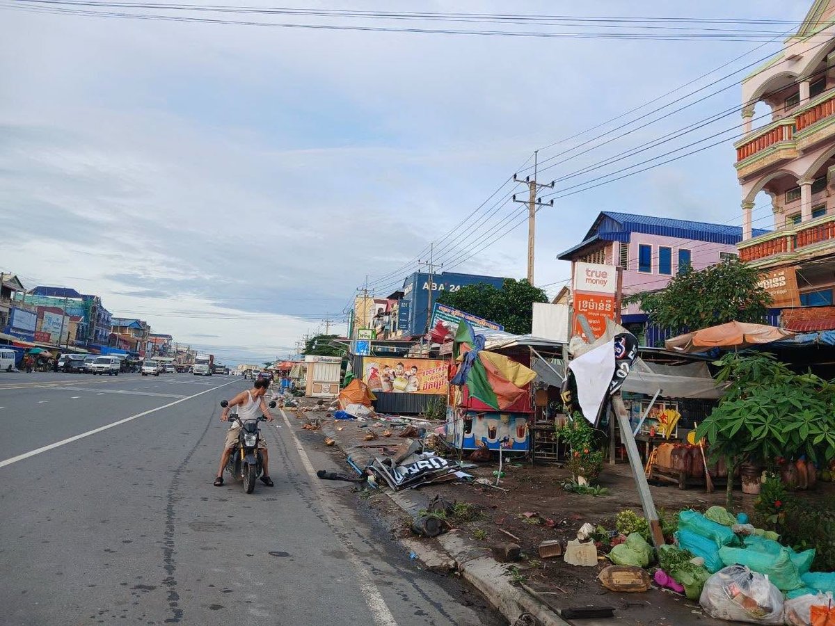 4号公路发生交通事故 车辆失控撞毁路边摊