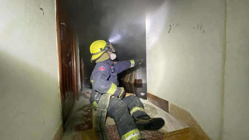 万景岗区一建筑发生火灾 消防部门紧急扑救