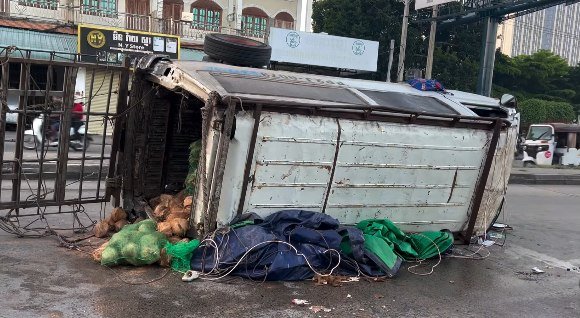 金边一辆超载椰子货车清晨侧翻所幸无人伤亡