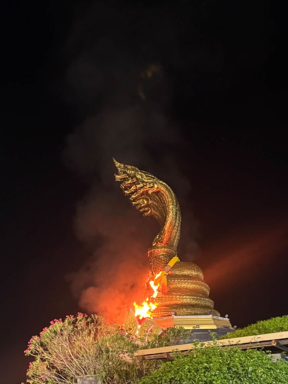 泰国那空拍侬巨型纳迦雕像凌晨起火 4点40分