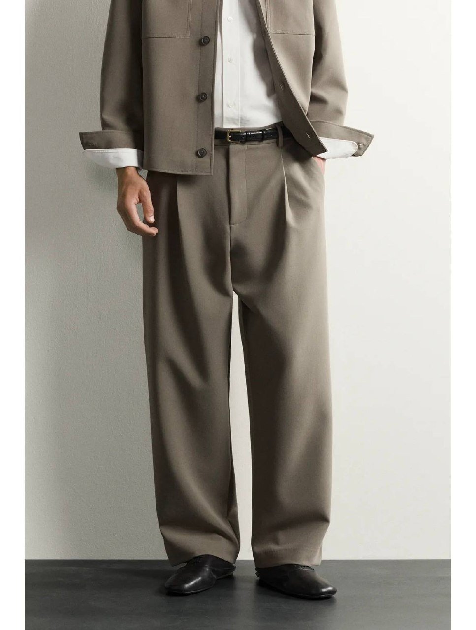 RELAXED FIT PLEATED TROUSERS 宽