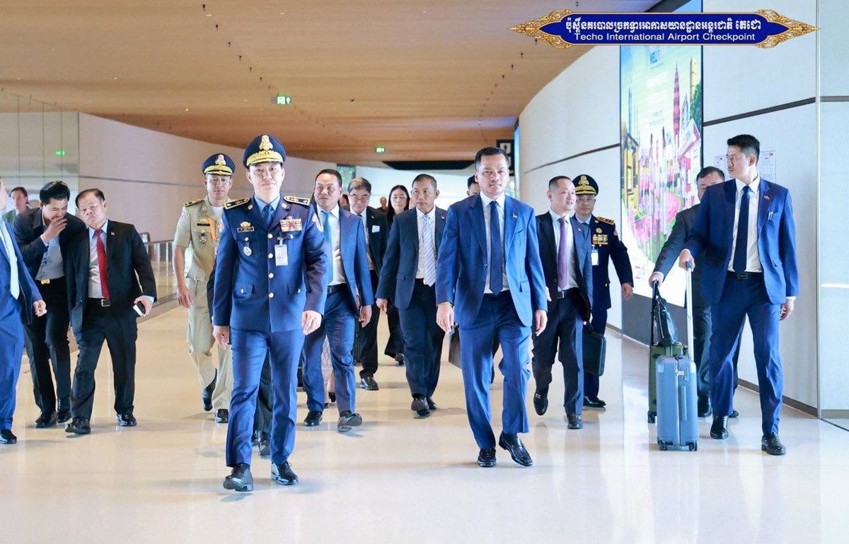苏速卡部长结束越南访问 经德崇国际机场回国