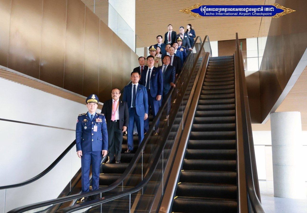 苏速卡部长结束越南访问 经德崇国际机场回国