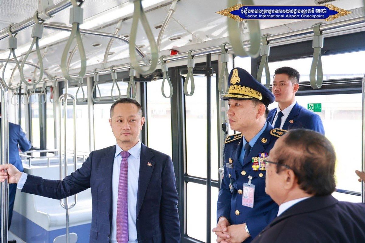 苏速卡部长结束越南访问 经德崇国际机场回国