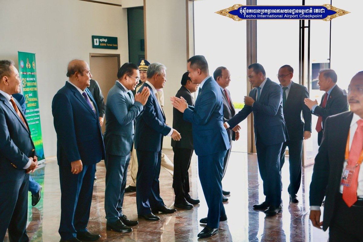 苏速卡部长结束越南访问 经德崇国际机场回国