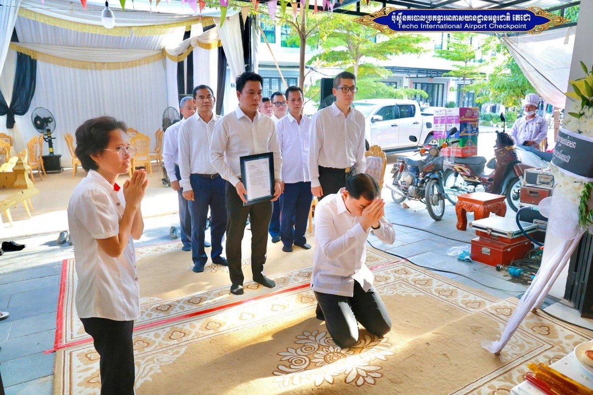 德崇国际机场警察局长出席下属家属葬礼