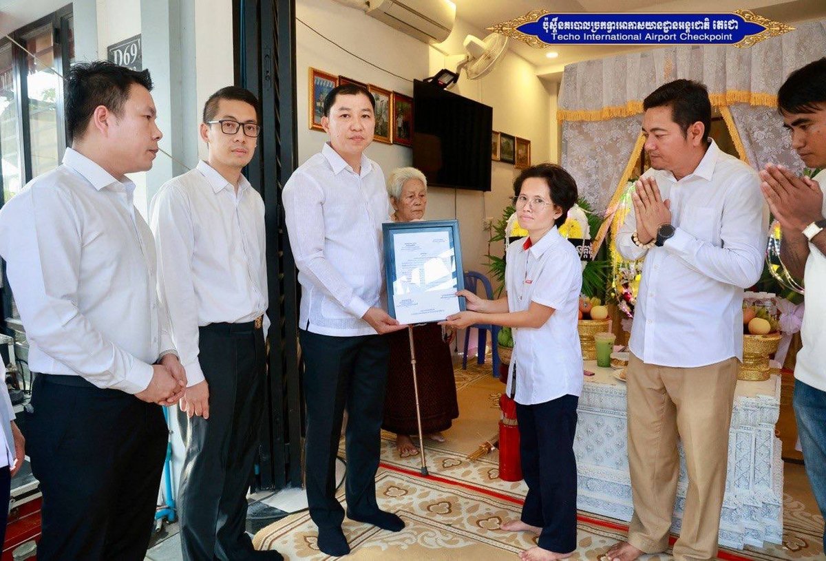 德崇国际机场警察局长出席下属家属葬礼