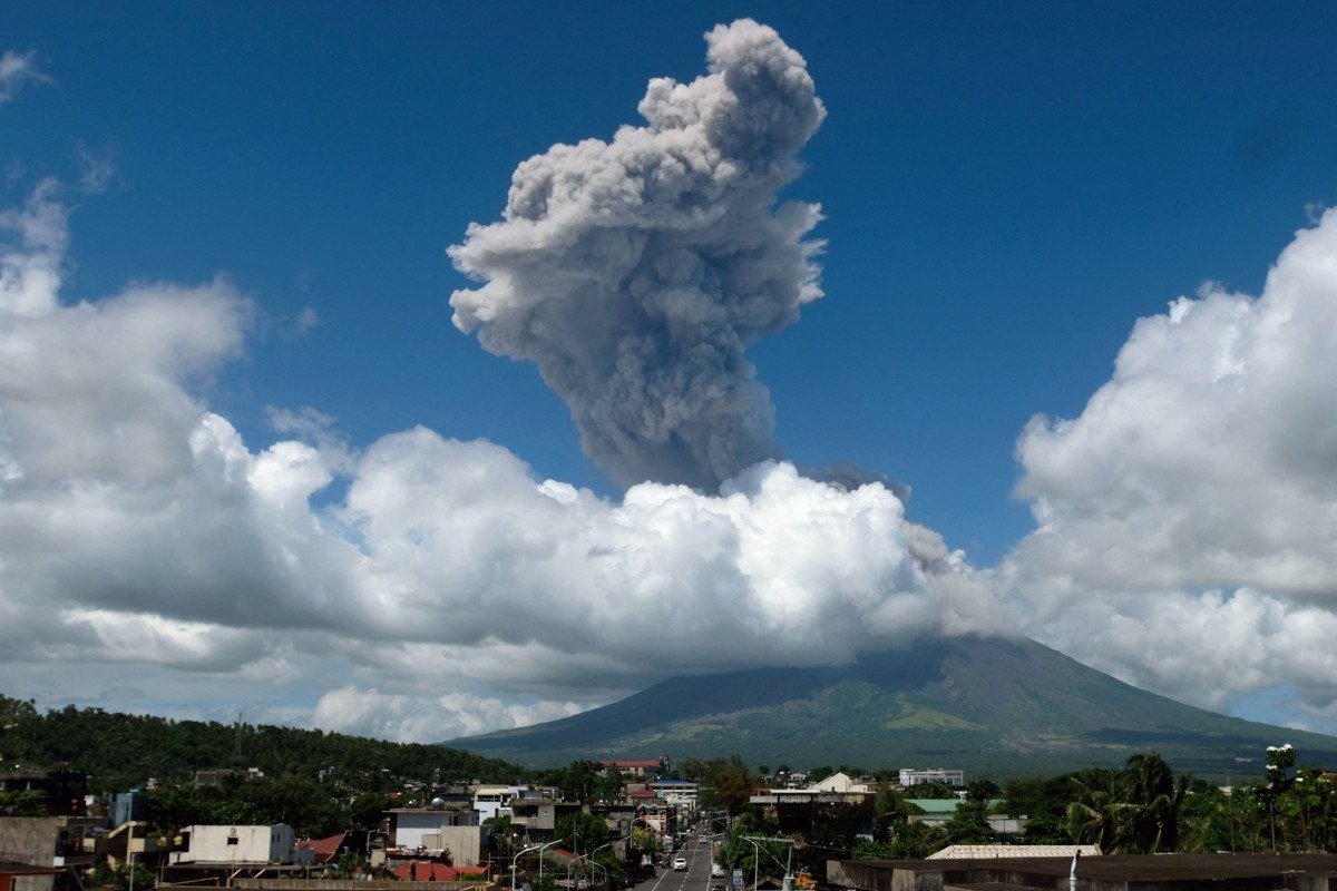 菲律宾火山爆炸式喷发 灰柱冲上数千米 警戒上调