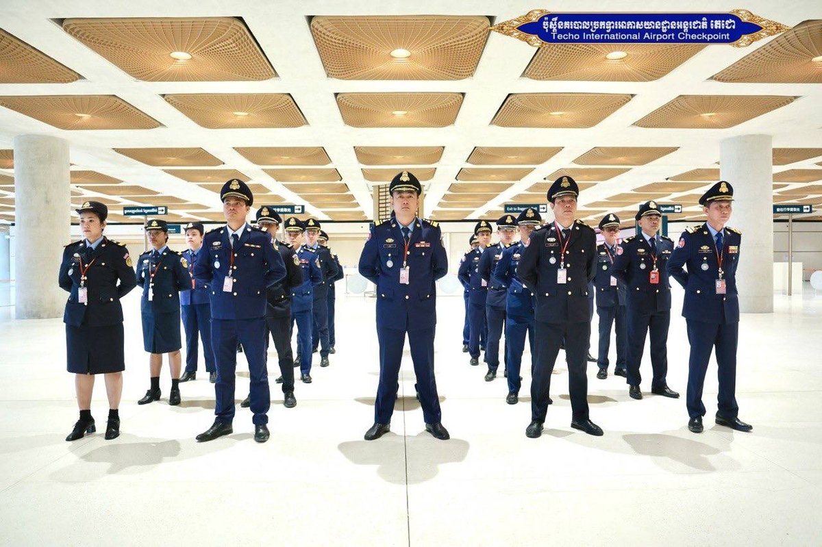 德崇国际机场警务部举行升旗仪式 强化内部纪律